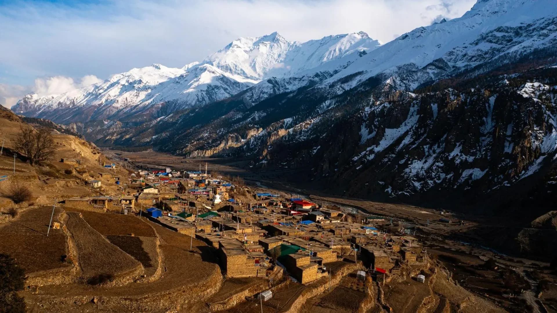 Photo 4: walking annapurna circuit nepal village mountain range 1785745169135 ubz4gt