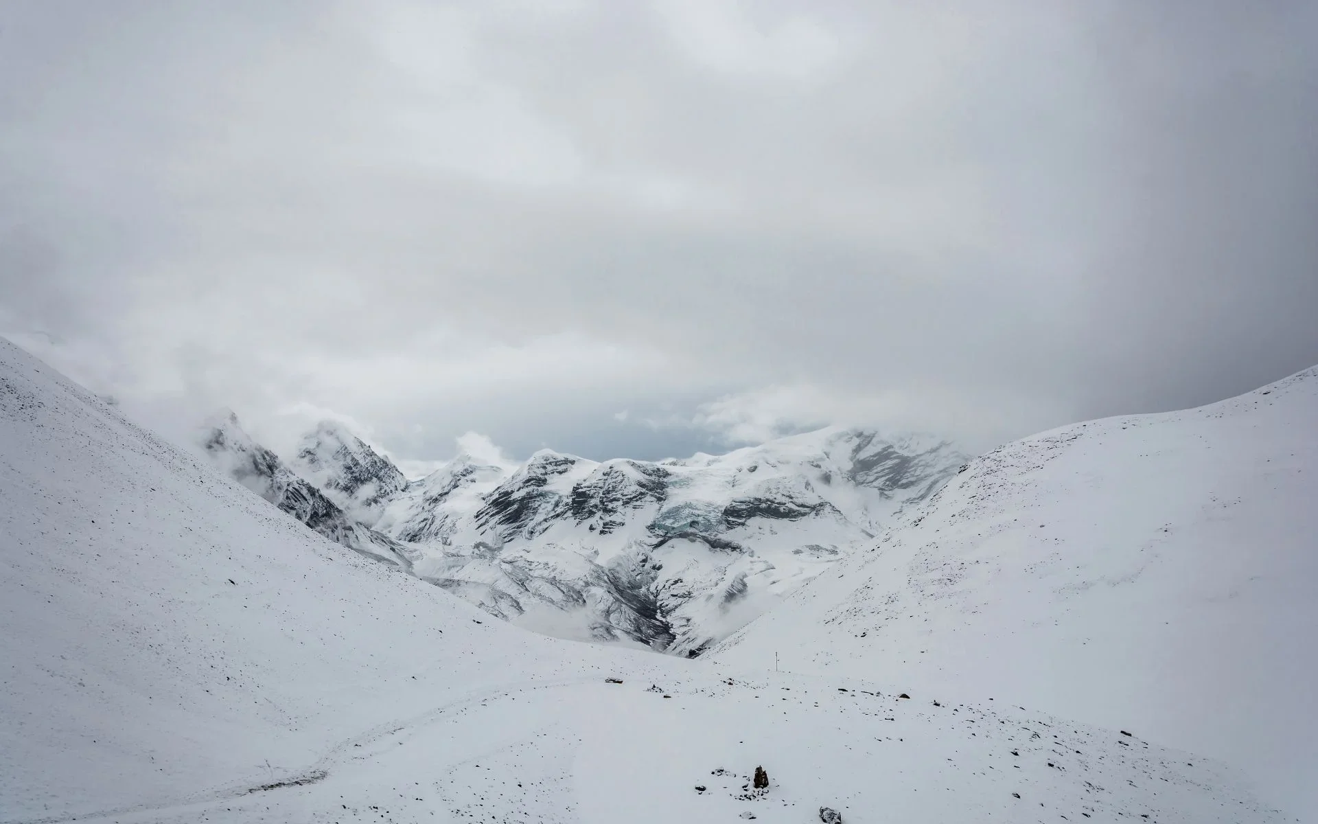 snowy thorangla pass