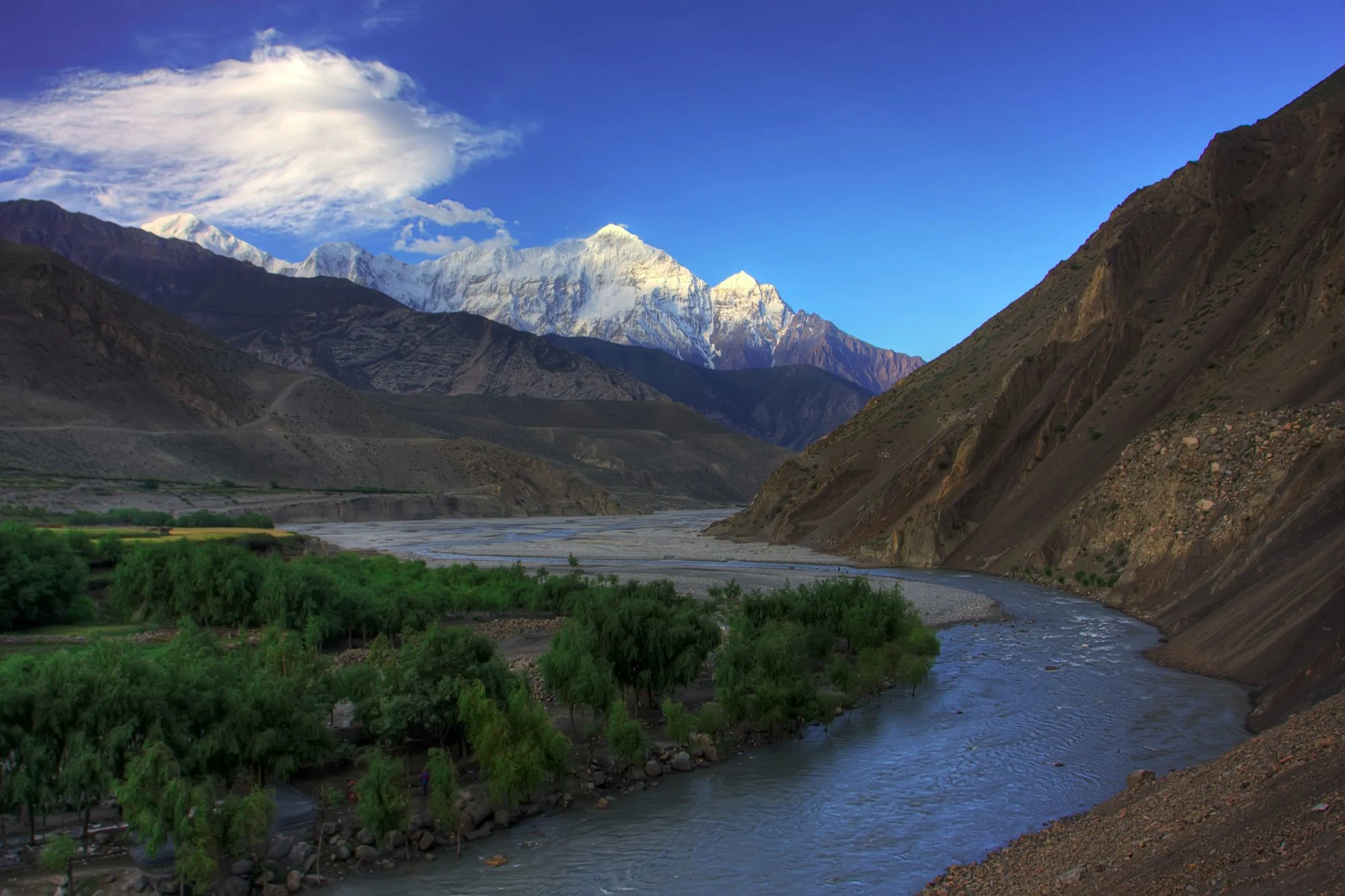 Photo 4: kaligandaki valley beneath snowcovered peaks annapurna north mountain 1790056929301 pb3gp7